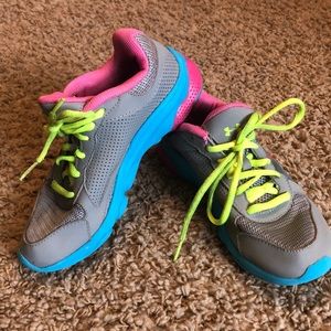 Girls Under Armour tennis shoes sz 2
